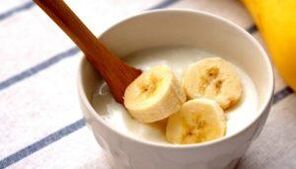 Parlaklık ve kırışıksız cilt için muz maskesi